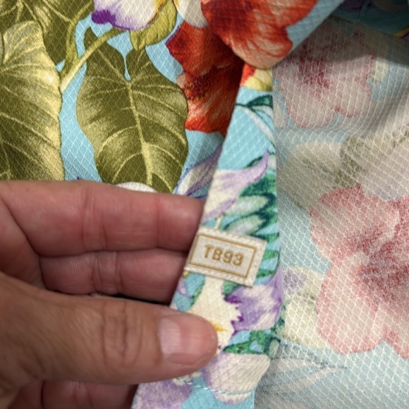 (P) Tommy Bahama Tropical Floral Men's Shirt
100% Silk, Size L, New - Picture 15 of 16